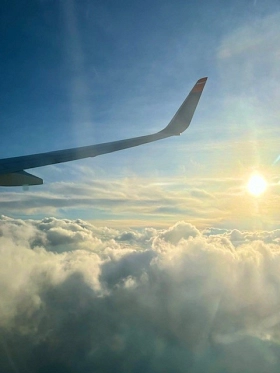 Flugzeug über den Wolken © Amt Siek